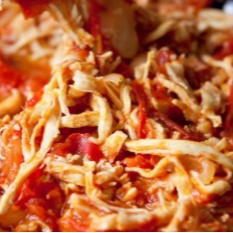 Platillo de Tinga de Pollo en Chipotle  y Agua