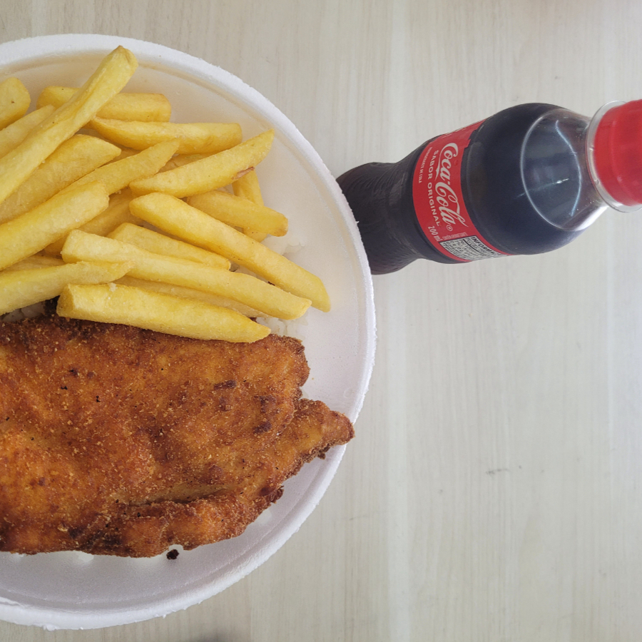 deliciosa milanesa de frango + coca cola200ml, acompanhado de arroz feijão