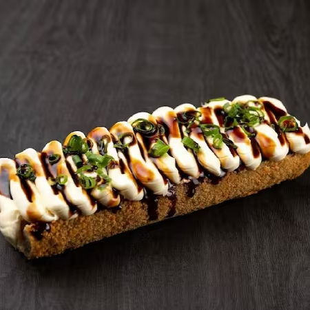Hot roll empanado e frito de 280g, recheado com salmão grelhado e finalizado com cream cheese, cebolinha, gergelim e molho tarê, ideal para quem busca uma opção crocante, cremosa e cheia de sabor na comida japonesa.
