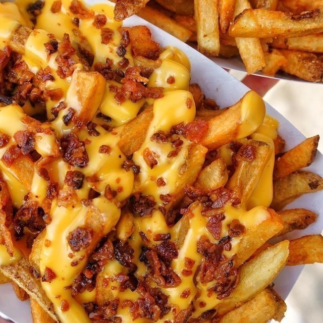 Papas a la Francesa con Queso y Tocino