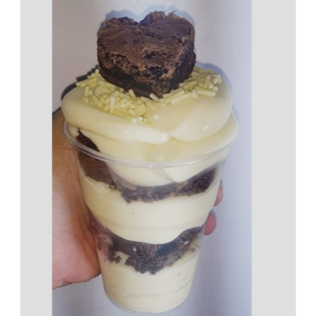 Saboreie o irresistível Copo da Felicidade Brownie Ninho! Uma união perfeita de creme de Ninho suave e pedaços de brownie artesanal, trazendo o equilíbrio ideal entre doçura e textura em cada mordida.    **Copo referência 200ml