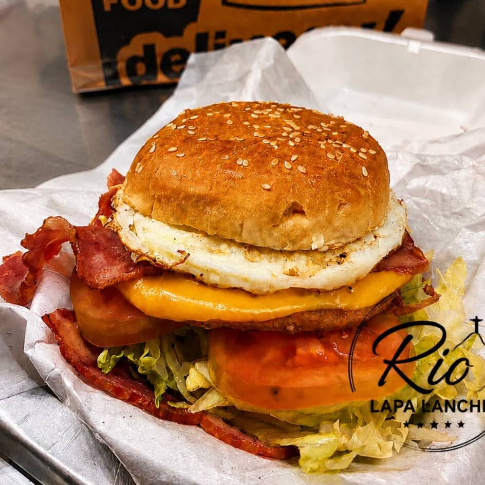 X-Duplo: Para quem tem fome de verdade! Duas carnes, queijo prato em dobro, bacon em dobro, dois ovos, alface e tomate fresquinhos, tudo servido em um pão macio e preparado na hora.