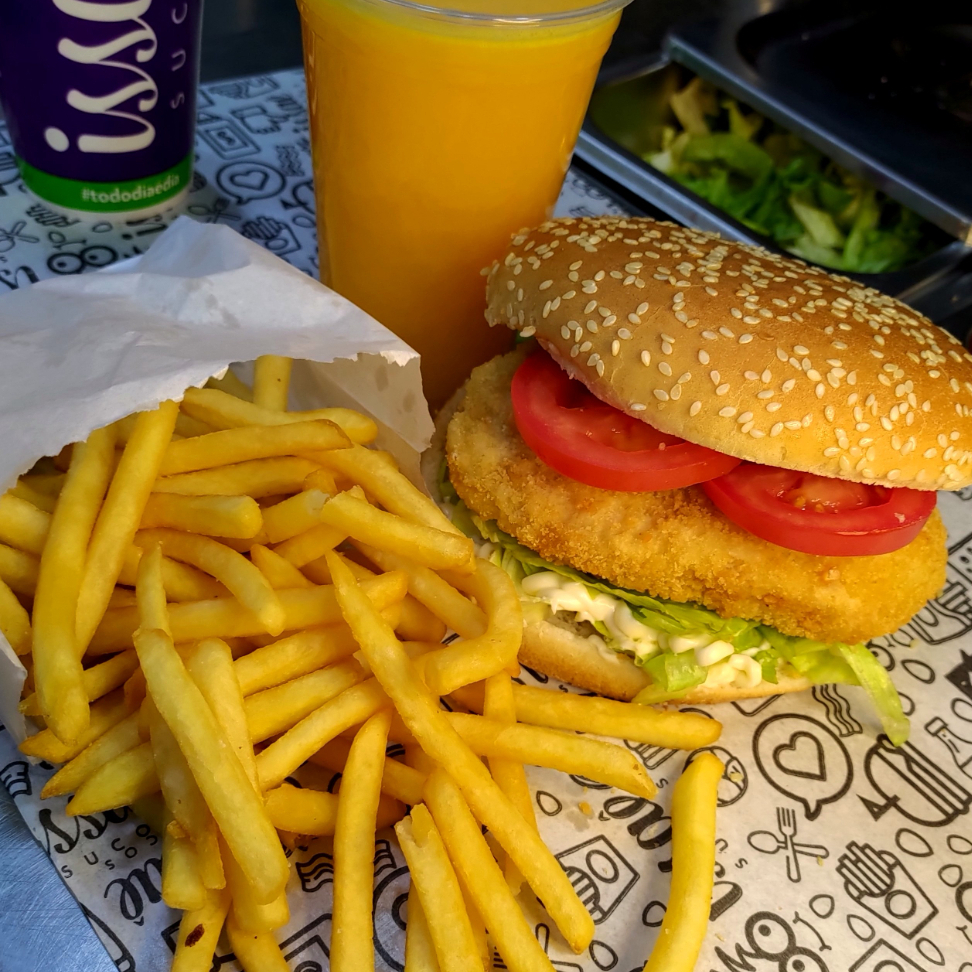Chicken burguer + batata frita + bebida