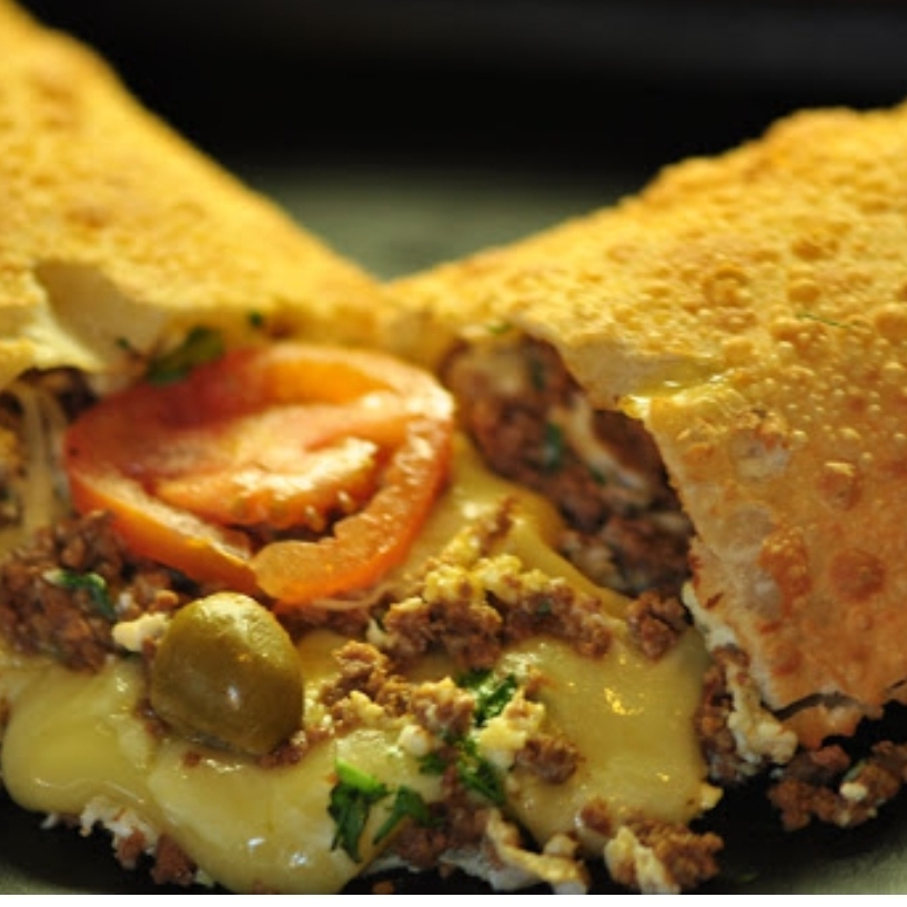 carne queijo ovo presunto tomate e azeitona