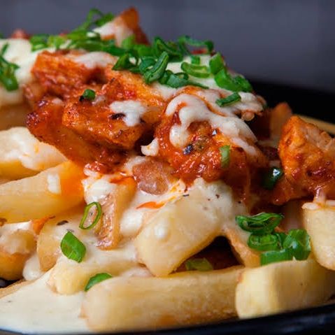 Papas a la francesa con carne Pastor y queso fundi