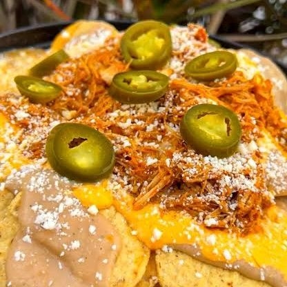 Nachos con cochinita