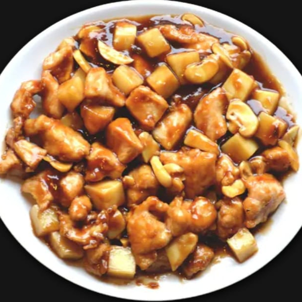 file de frango cortado xadrez com broto de bambu, cogumelo temperado com molho shoyo.