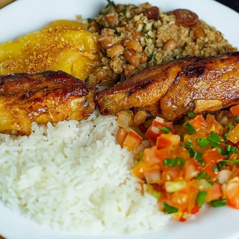 Arroz , Salada (repolho, repolho roxo e cenoura ) com bacon e calabresa e mandioca. A melhor jantinha da região da nova suiça ( não acompanha feijão tropeiro )