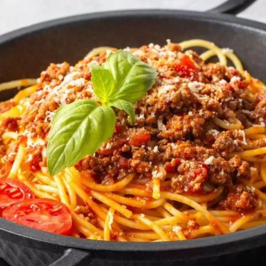 Massa ao dente, envolvido ao molho bolonhesa e finalizado com queijo parmesão.