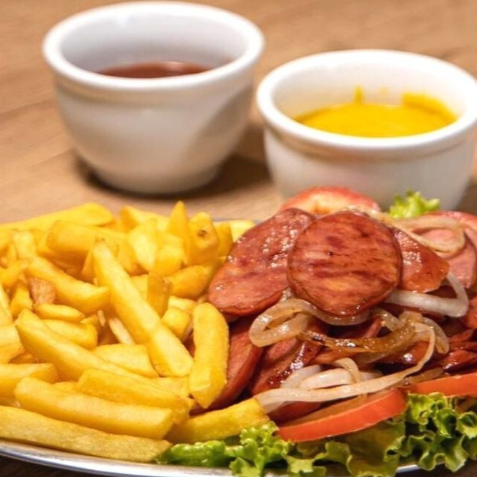 Linguiça Fina Artesanal 500g Acebolada, Batata Corte Fino 500g e Queijo Parmesão Ralado.
