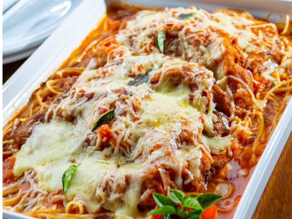 200g de Filé mignon à milanesa, gratinados com queijo mussarela e molho de tomate. Servido com espaguete no próprio molho.