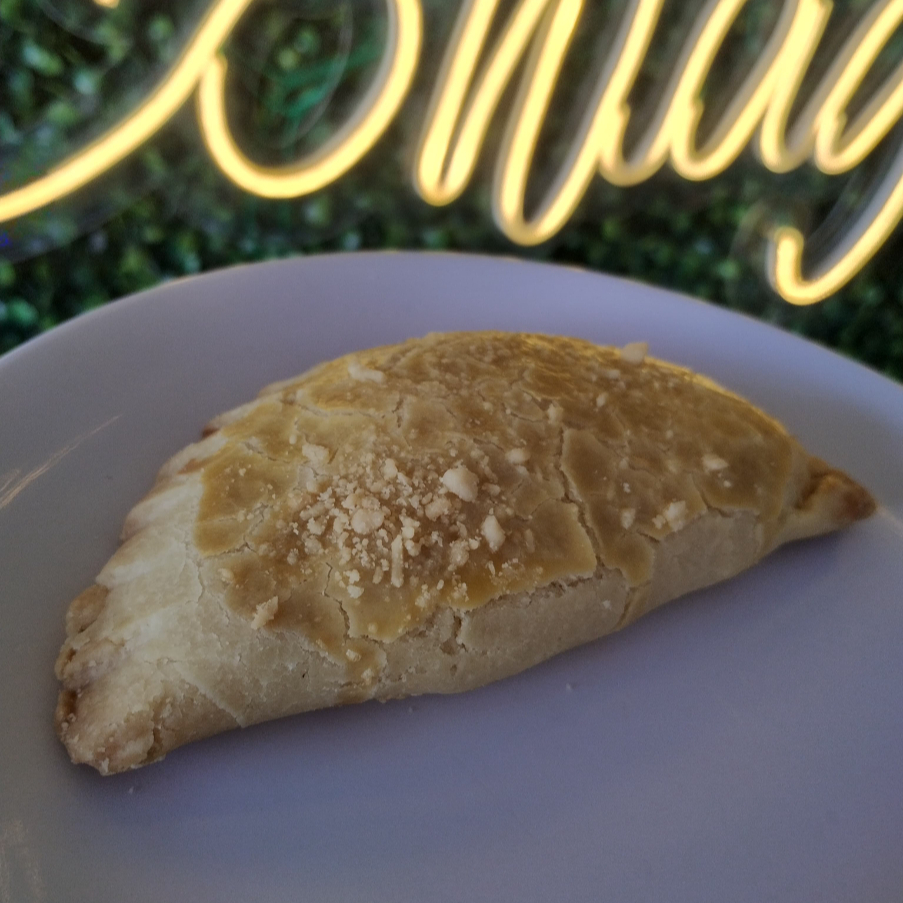 Massa amanteigada, com recheio de queijo cremoso. Peso aproximado 100g