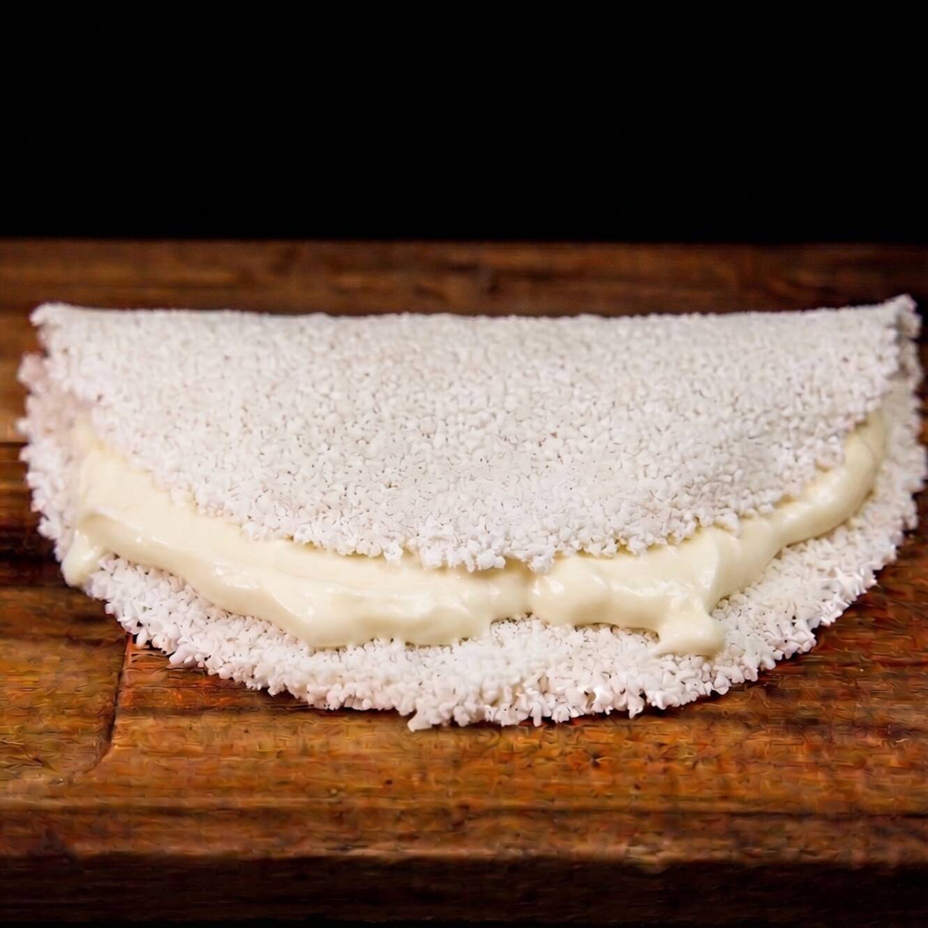 Tapioca recheada com requeijão cremoso.