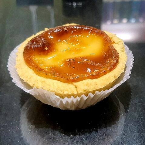 Desfrute desta irresistível Empadinha Doce de Leite Moça, uma requintada oferta na nossa categoria de Doces Artesanais e Sobremesas. Com um exterior crocante e dourado, este pequeno prazer esconde um recheio de Leite Moça extraordinariamente cremoso que irá derreter na sua boca. Cada mordida deste doce único, também conhecido como tartelete ou tortelete, é uma experiência gastronômica divina. Não é só uma delícia, é uma delícia sem igual!