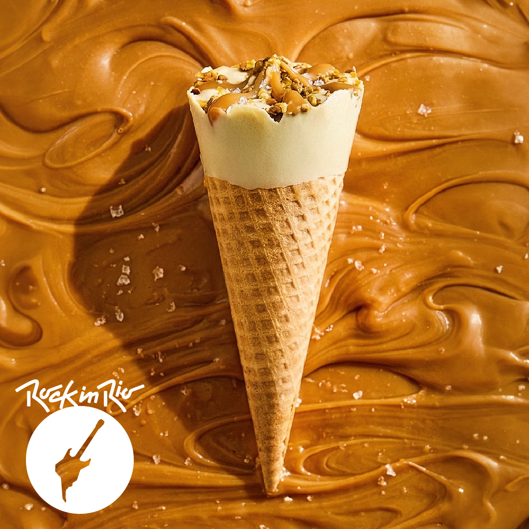Cone de gelato de caramelo salgado com cobertura de caramelo, recheio de creme de caramelo e mix de nuts glaceadas, 75g.