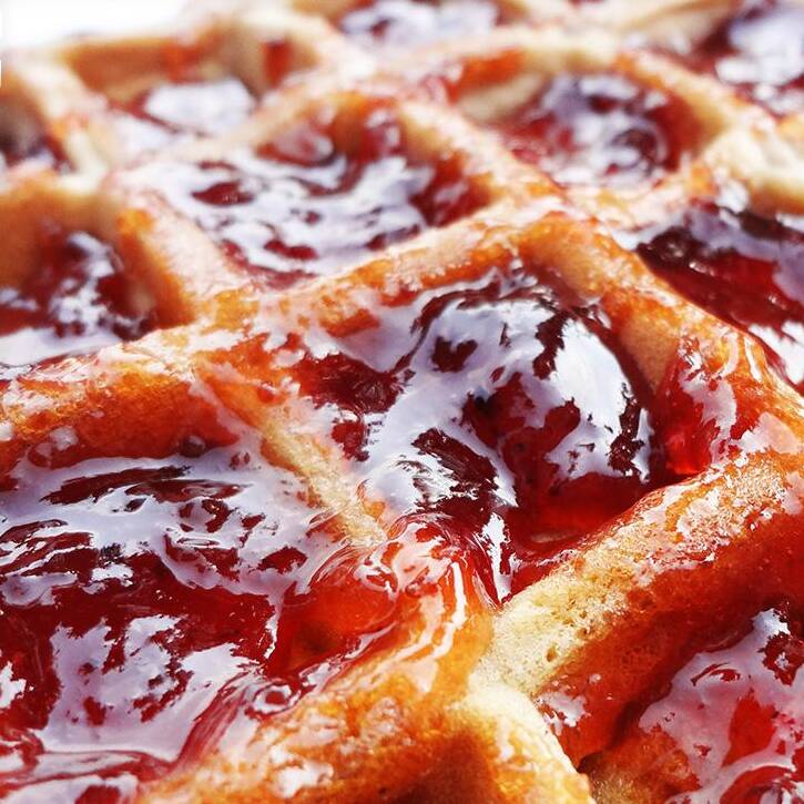WAFFLE CON MERMELADA DE FRESA CON LECHERA