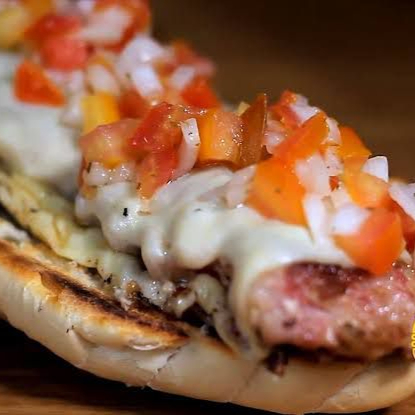 Toscana & Catupiry: O lanche perfeito! Saborosa linguiça toscana fatiada, servida no pão francês e coberta com a inconfundível cremosidade do Catupiry. Simplesmente delicioso!