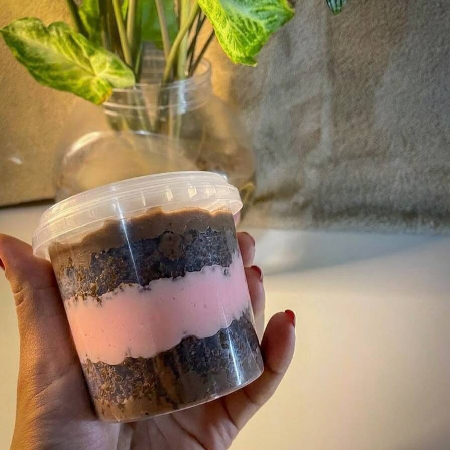 Deliciosa massa de chocolate, creme de chocolate e creme de morango