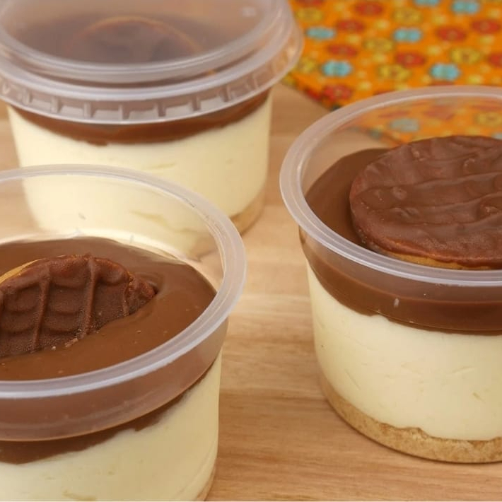 A clássica sobremesa alemã em uma embalagem prática! Camadas de creme especial á base de manteiga,biscoito laminados e uma camada generosa de chocolate por cima. Sabor autêntico e fresquinho. o