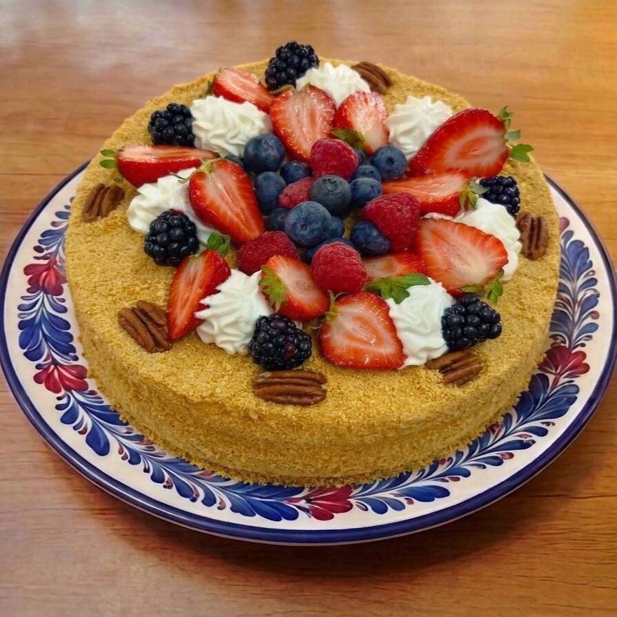 Medovik Pastel de Miel 250 gr con frutos rojos