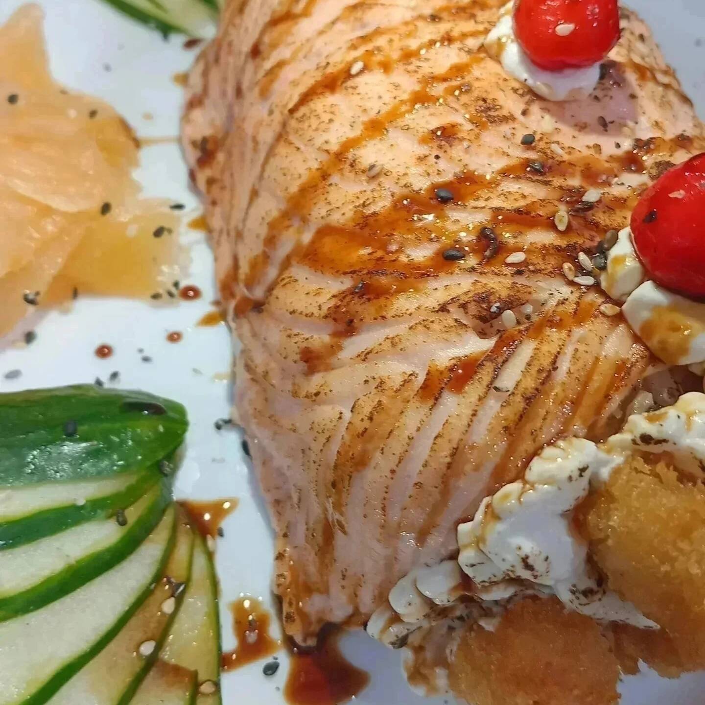 Lamina de salmão, Camarão crocante, Creme Cheese, Cebolinho