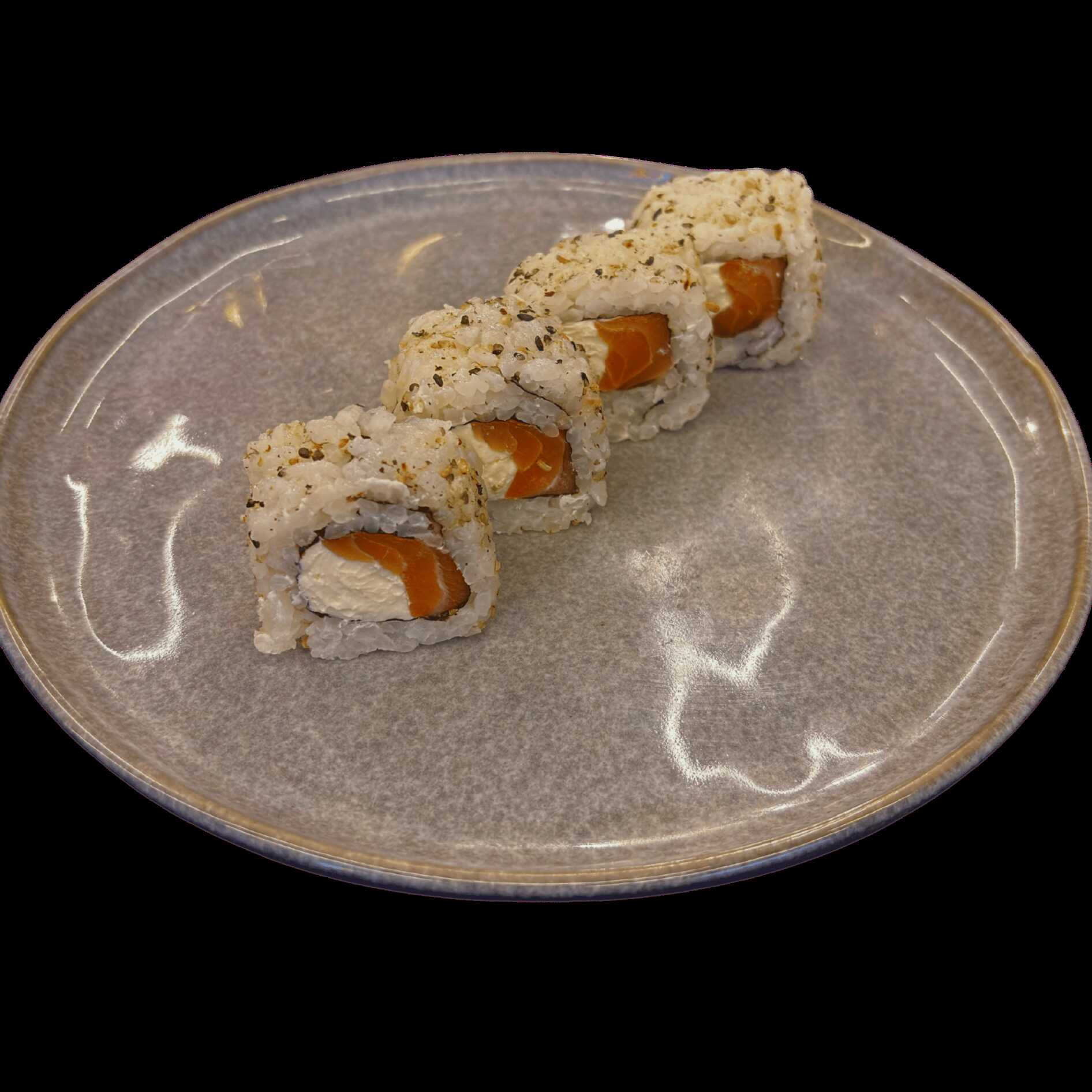 Enrolado de arroz Shari por fora, alga nori, recheado de salmão fresco e cream cheese e finalizado com gergelim.