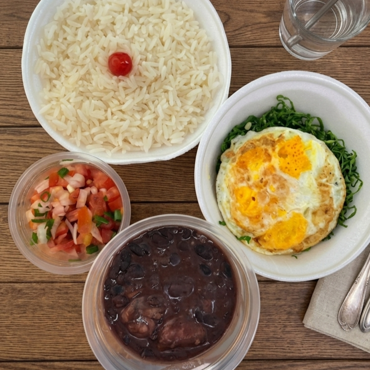 Deliciosa feijoada acompanhada de arroz soltinho, ovo frito, couve refogada, vinagrete fresco.