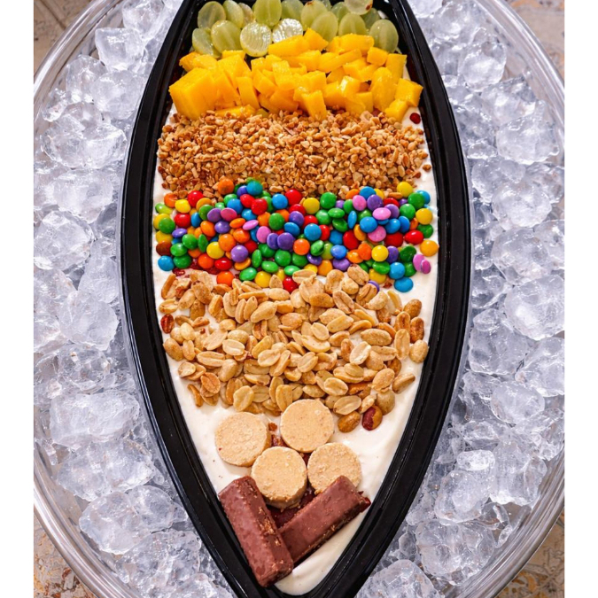 Barca Aprox 900g 2 frutas, 6 complementos e 2 caldas ( 0 PEDIDO PODERA SOFRER ALTERACOES ESTETICAS DEVIDO AO TRANSPORTE)