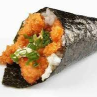 arroz enrolado na alga em forma de cone com recheio de peixe branco crocante.