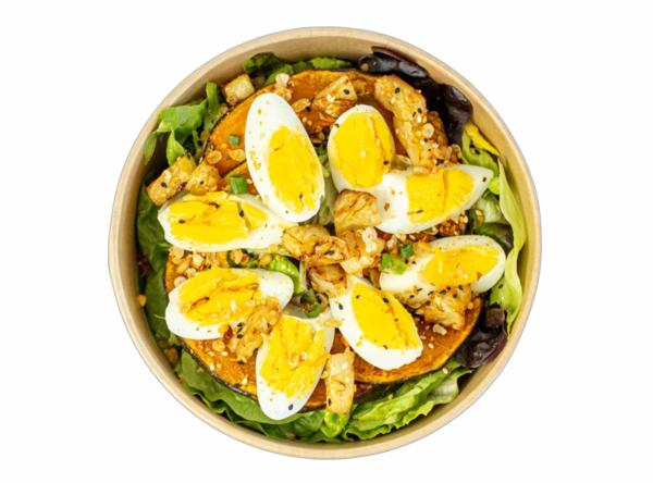 Nossa deliciosa salada de ovos, com uma combinação de ingredientes que você vai adorar!
Escolha um de nossos molhos para acompanhar!
Preparada com mix de folhas, ovo, abóbora cabotiá, abacaxi, granola
salgada (aveia, flocos de arroz, azeite de oliva, castanha de caju, amêndoa, semente de girassol, semente de abóbora, castanha do Pará, gergelim preto, gergelim branco, páprica defumada e sal), alecrim, zathar e cebolinha.
Não contém glúten
Não contém lactose
*Ingredientes de preparo não podem ser alterados.
Serve 1 pessoa
(400g)