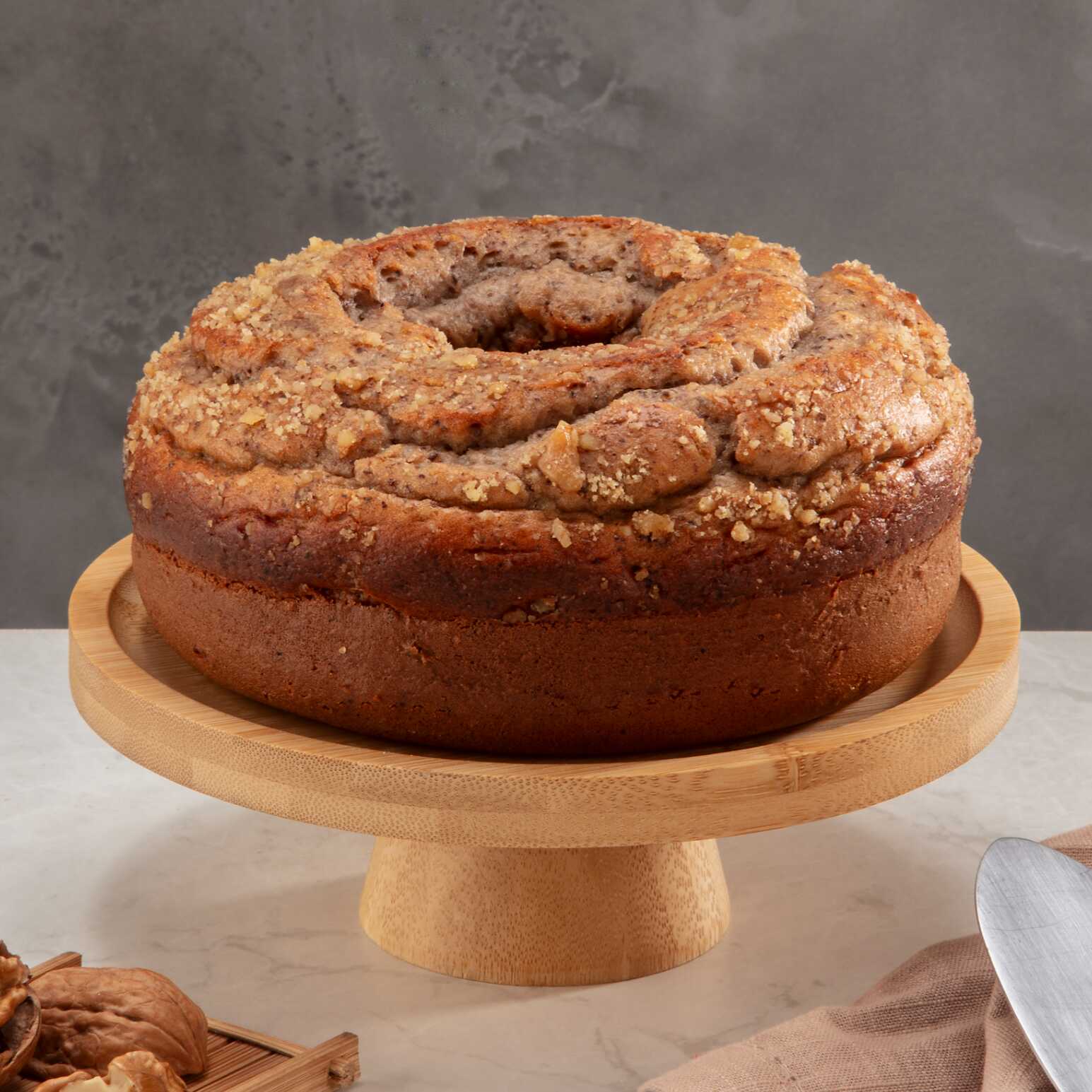 Massa com nozes trituradas, adoçada com adoçante culinário e um toque especial de whey protein na composição. Os Bolos Diet são produzidos sem adição de açúcar, utilizando adoçante. Bolo pequeno serve até 8 fatias