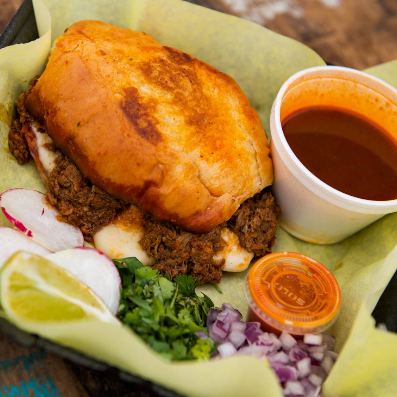 Torta de Birria (INCLUYE CONSOME)