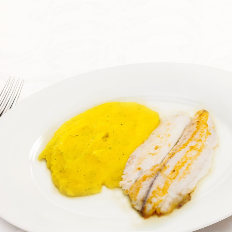 Refeição congelada, 7 minutos no micro ondas e pronto.     Ingredientes: Mandioquinha, peixe, leite de coco caseiro, sal marinho, suco de limão, pimenta do reino.