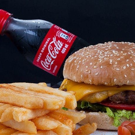 Hamburguesa, Papas a la Francesa más Coca Cola
