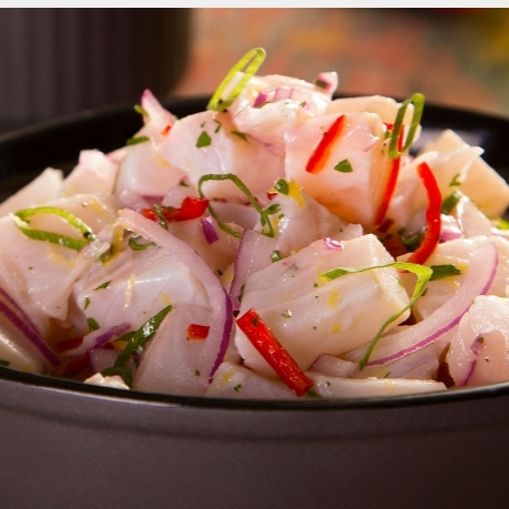 Prove o ceviche de tilápia, pimenta shiracha ,cebola roxa ,lemon pepper ,cebolinha .