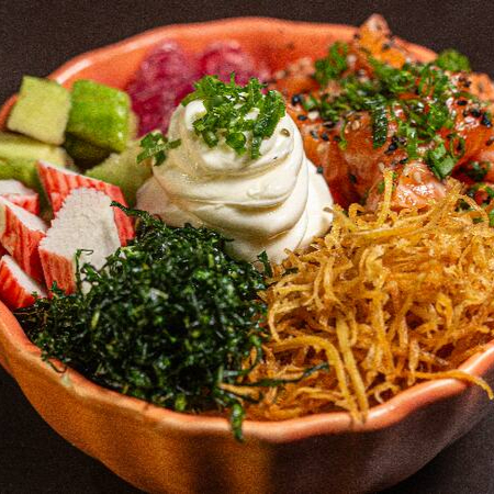 Poke : Arroz, Chesse, Salmão, Kani, Picles de Cebola Roxa, Cryspi Batata Doce, Cryspi Couve e Abacate.