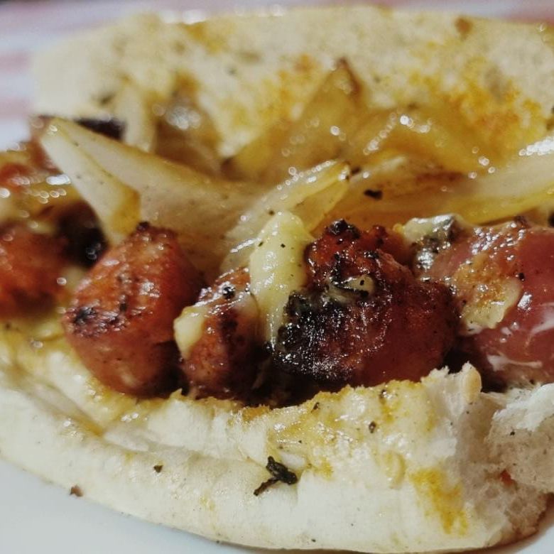 Dogo chistorra trio especial con tocineta + papas