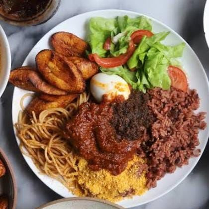Arroz y Frijoles con Platano y Ensalada (Waakye)