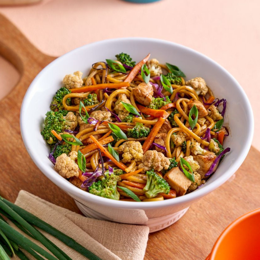 Delicioso yakissoba de frango com macarrão, vegetais frescos e molho especial.