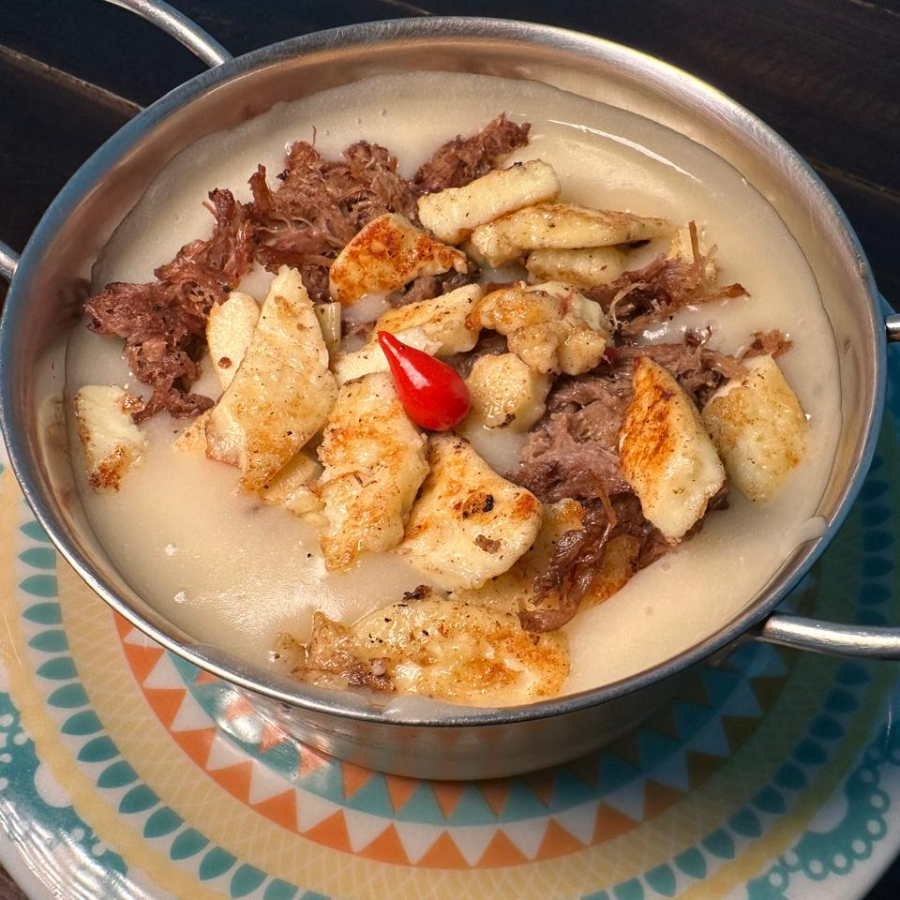 Esse é um dos queridinhos! Creme de Macaxeira com carne de sol desfiada e queijo coalho em cubos.