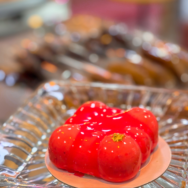 Um entremet é uma sobremesa francesa clássica, elegante e sofisticada, composta por múltiplas camadas bem definidas de texturas e sabores variados, como mousse, cremes, geleias, bolos e bases crocantes de frutas vermelhas