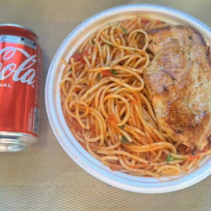 Marmita com delicioso filé de frango grelhado acompanhado de macarrão espaguete ao molho de tomates. Acompanha refrigerante lata Coca Cola 350ml bem gelada. Marmita indicada para 01 pessoa.