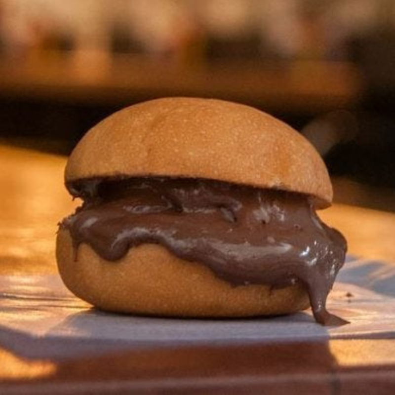 Pão brioche macio recheado com Nutella cremosa, trazendo uma explosão de sabor doce e irresistível em cada mordida. Perfeito para os amantes de chocolate!