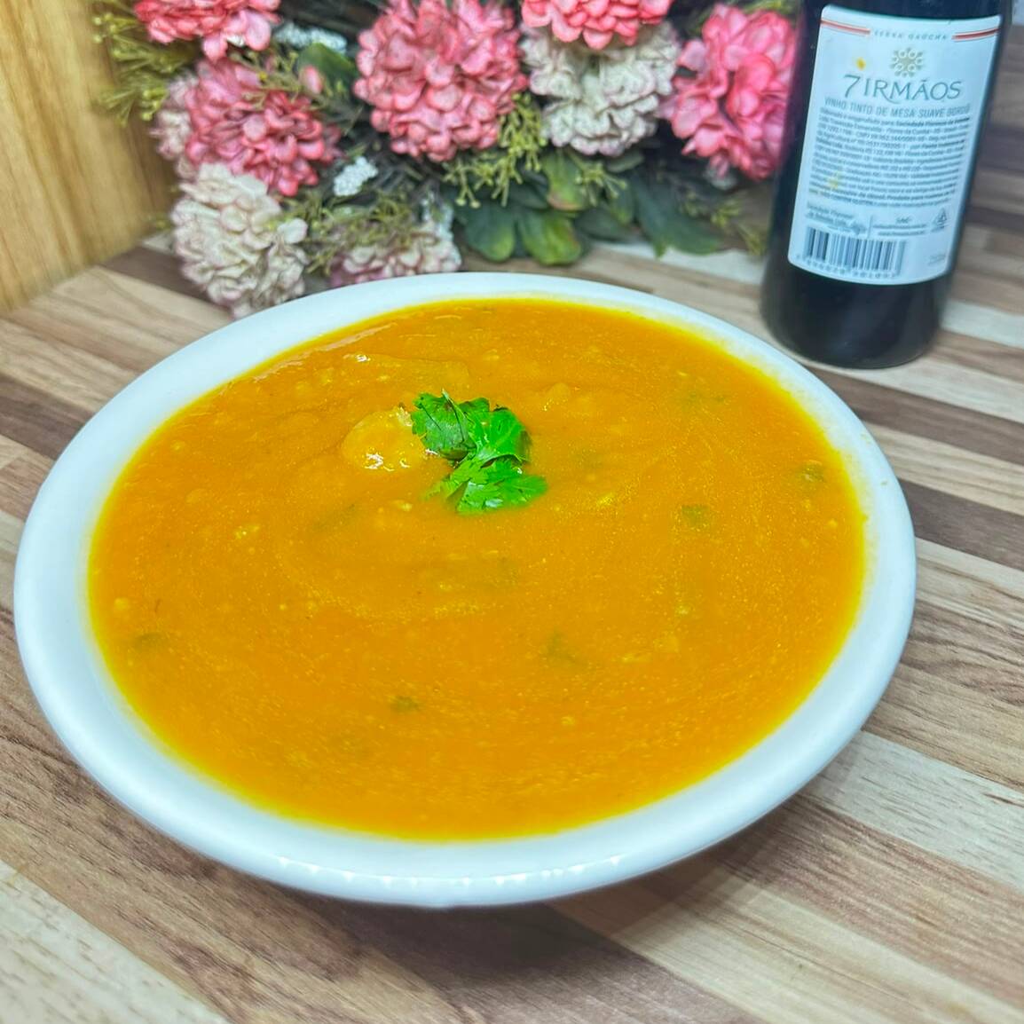 Uma combinação perfeita e cremosa! Nosso caldo de abóbora super aveludado e bem temperado, acompanhado de camarões grelhados no ponto certo. Finalizado com o frescor inconfundível do coentro e cheiro-verde. Um prato quentinho, afetivo e cheio de sabor.
