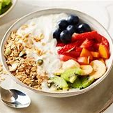 Plato de Fruta con Yogur y Cereales