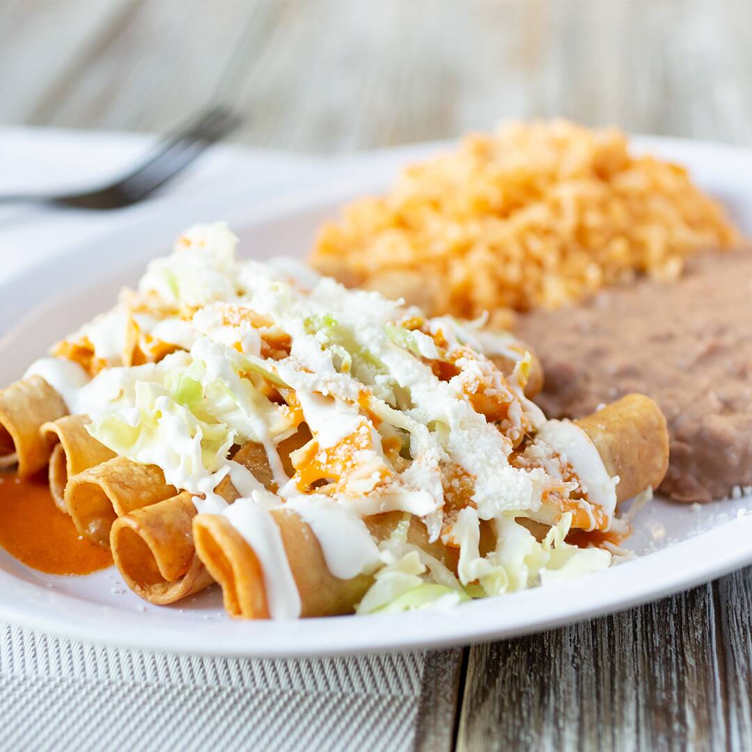 Flautas de Pechuga de Pollo Deshebrada