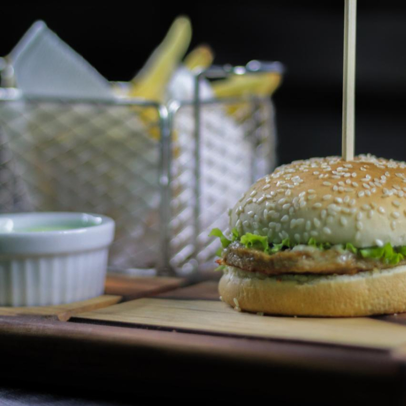 Pão,uma carne de hamburguer ,alface/tomate e molho(maionese temperada)