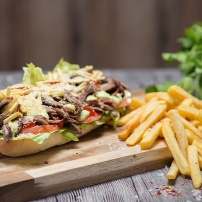 Minipepito Venezolano con Papas Fritas.