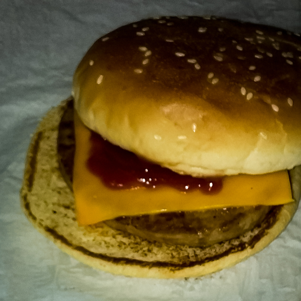 Pão, carne, queijo cheddar e ketchup