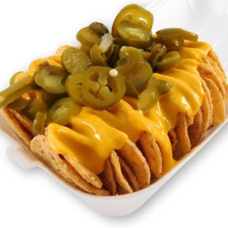 Nachos con queso y jalapeños